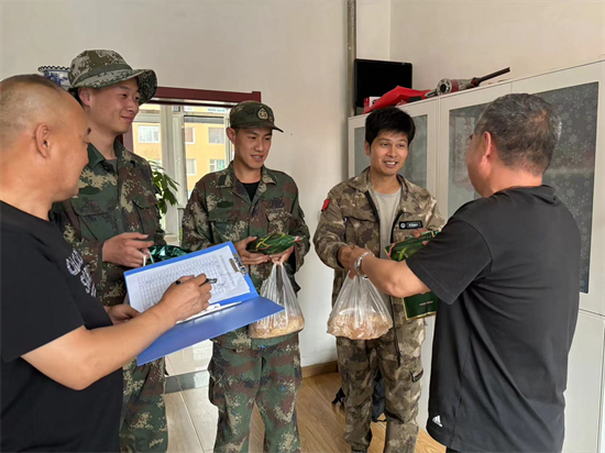 1721613876543345.jpg 0718綜合調(diào)查設(shè)計處組織開展夏日“送清涼”活動 (1).jpg