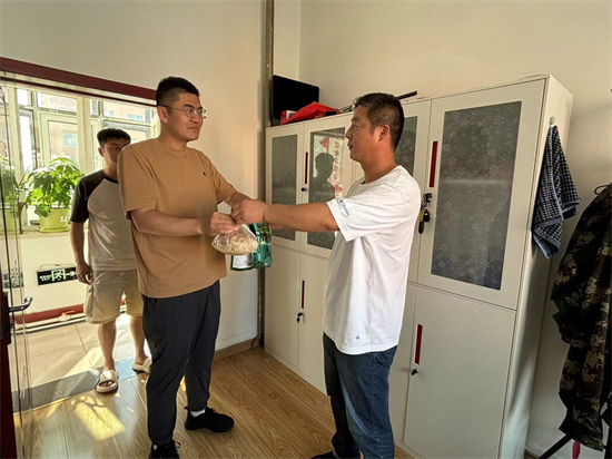 1721613885606081.jpg 0718綜合調(diào)查設(shè)計處組織開展夏日“送清涼”活動 (2).jpg