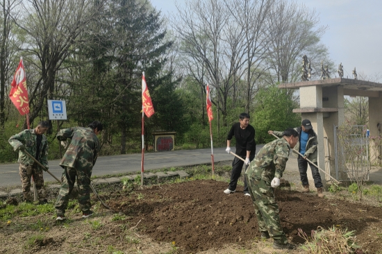 大東林場開展“共建綠色家園”環(huán)境美化行動（2）.jpg