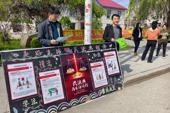 “典”亮綠色林海  法治護(hù)航生態(tài)營(yíng)林處多措并舉開展民法典宣傳活動(dòng)（3）.jpg