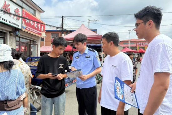 1752562678598679.jpg 明水林場(chǎng)聯(lián)合森林公安開展反詐宣傳活動(dòng)(1).jpg