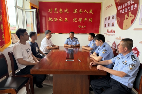 1752562685299378.jpg 明水林場(chǎng)聯(lián)合森林公安開展反詐宣傳活動(dòng)(3).jpg