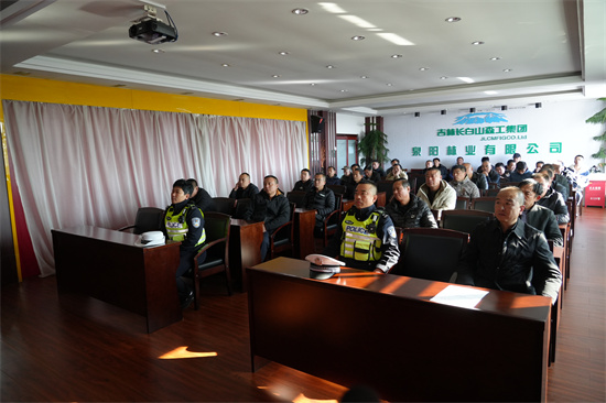 1761810299486441.jpg 筑牢交通防線 嚴(yán)守安全底線 泉林公司開展通勤車安全專項(xiàng)檢查(1).jpg